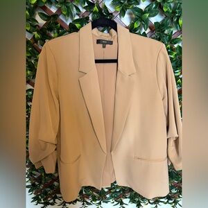 Aka Women's Tan Blazer size XL
PTP 22.5
Length 26